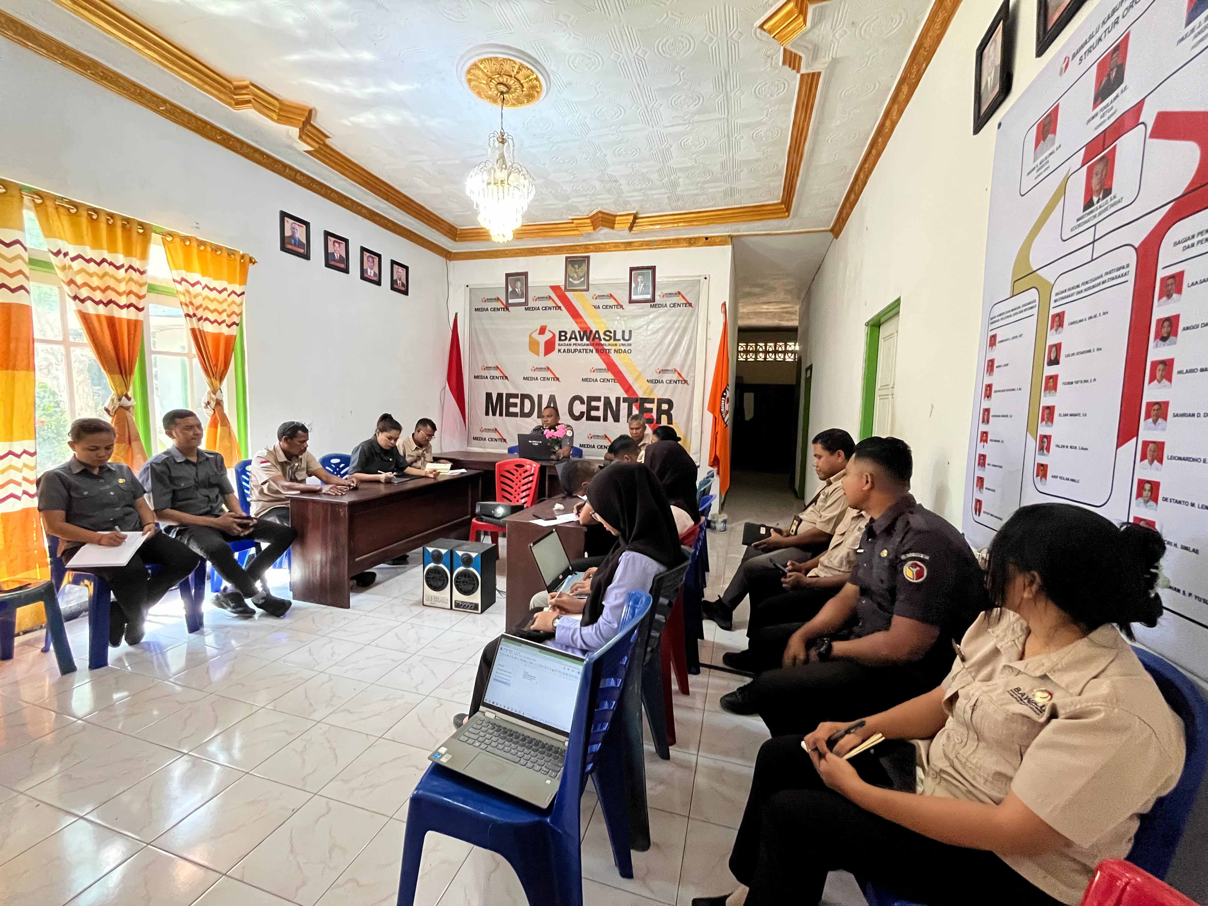 Foto Rapat Pengelolaan Barang Milik Negara Bawaslu Kabupaten Rote Ndao