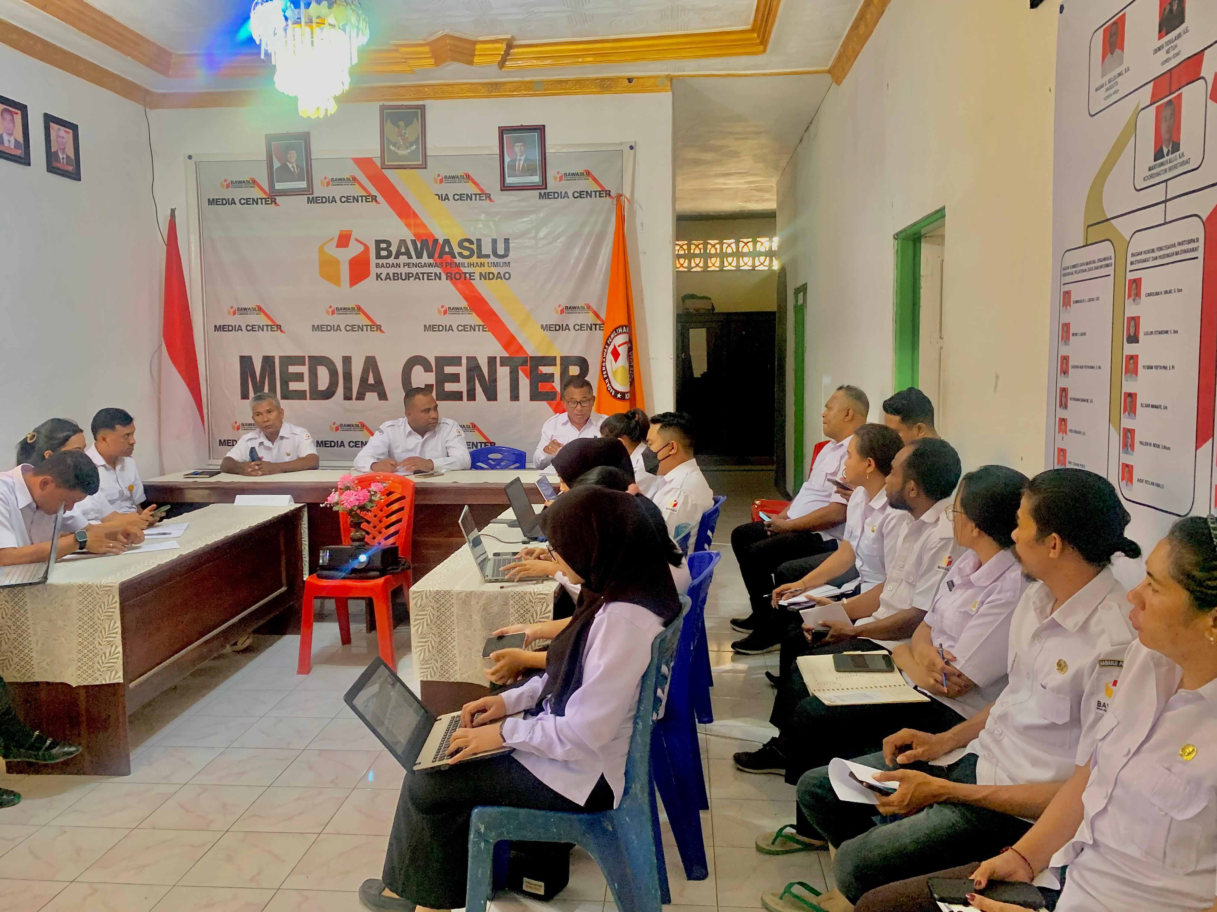 Foto Simulasi Prosedur Penanganan Pelanggaran dan Pengisian Form A Pengawasan di Kantor Bawaslu Kabupaten Rote Ndao (Rabu, 27/08/2025)