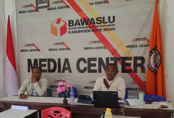JADI NARASUMBER, BAWASLU KABUPATEN ROTE NDAO BERIKAN MATERI PERSELISIHAN HASIL PEMILIHAN 