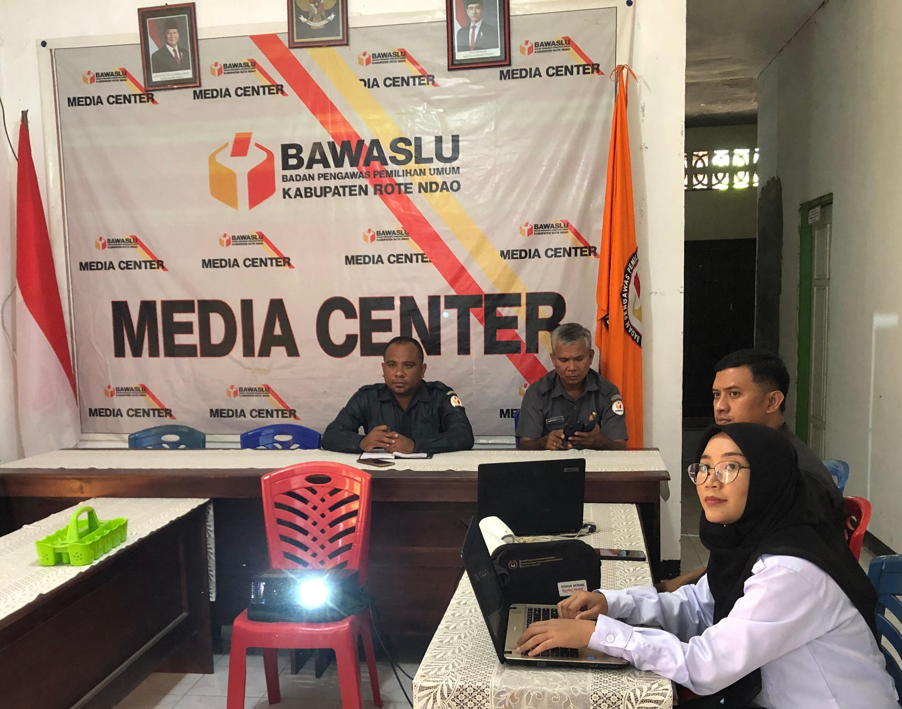 Foto Rapat Kerja Evaluasi Pengawasan dan Penyusunan Buku Hasil Pengawasan Pemilu dan Pemilihan Tahun 2024 secara daring melalui Zoom Meeting di Kantor Bawaslu Kabupaten Rote Ndao (Senin, 01/09/2025)