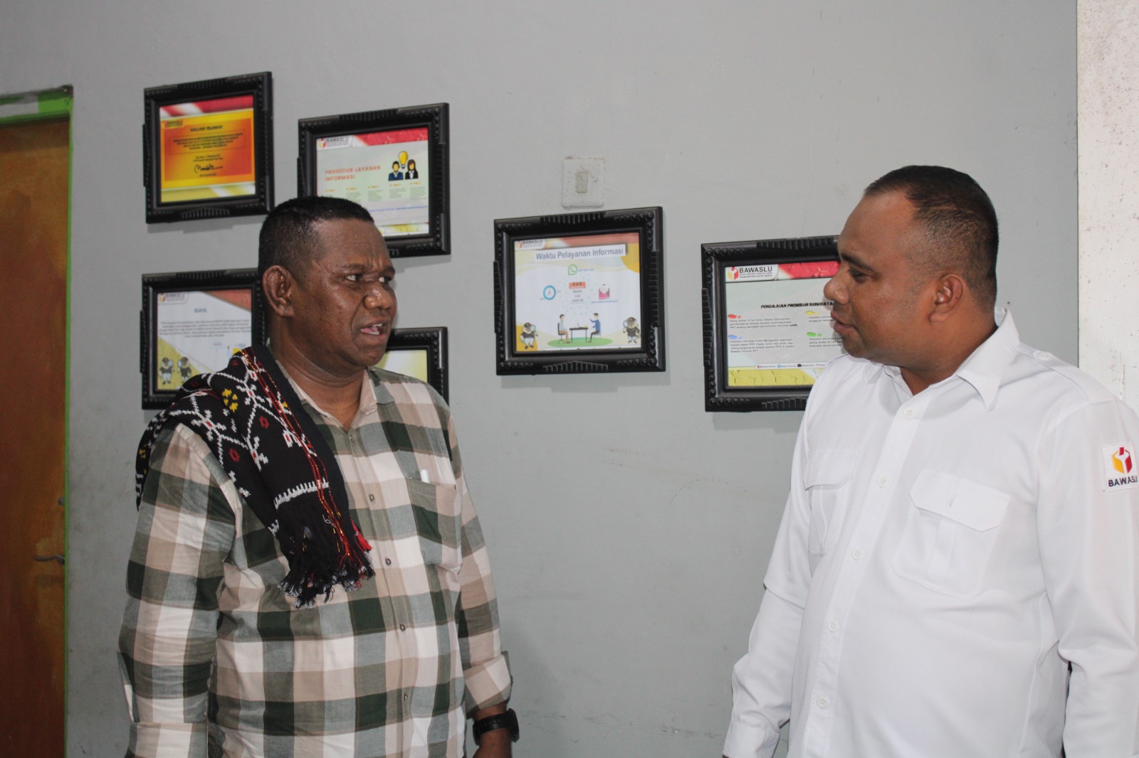 Foto Kunjungan Komisi Informasi Provinsi Nusa Tenggara Timur di kantor Bawaslu Kabupaten Rote Ndao pada (Rabu,15/10/2025)