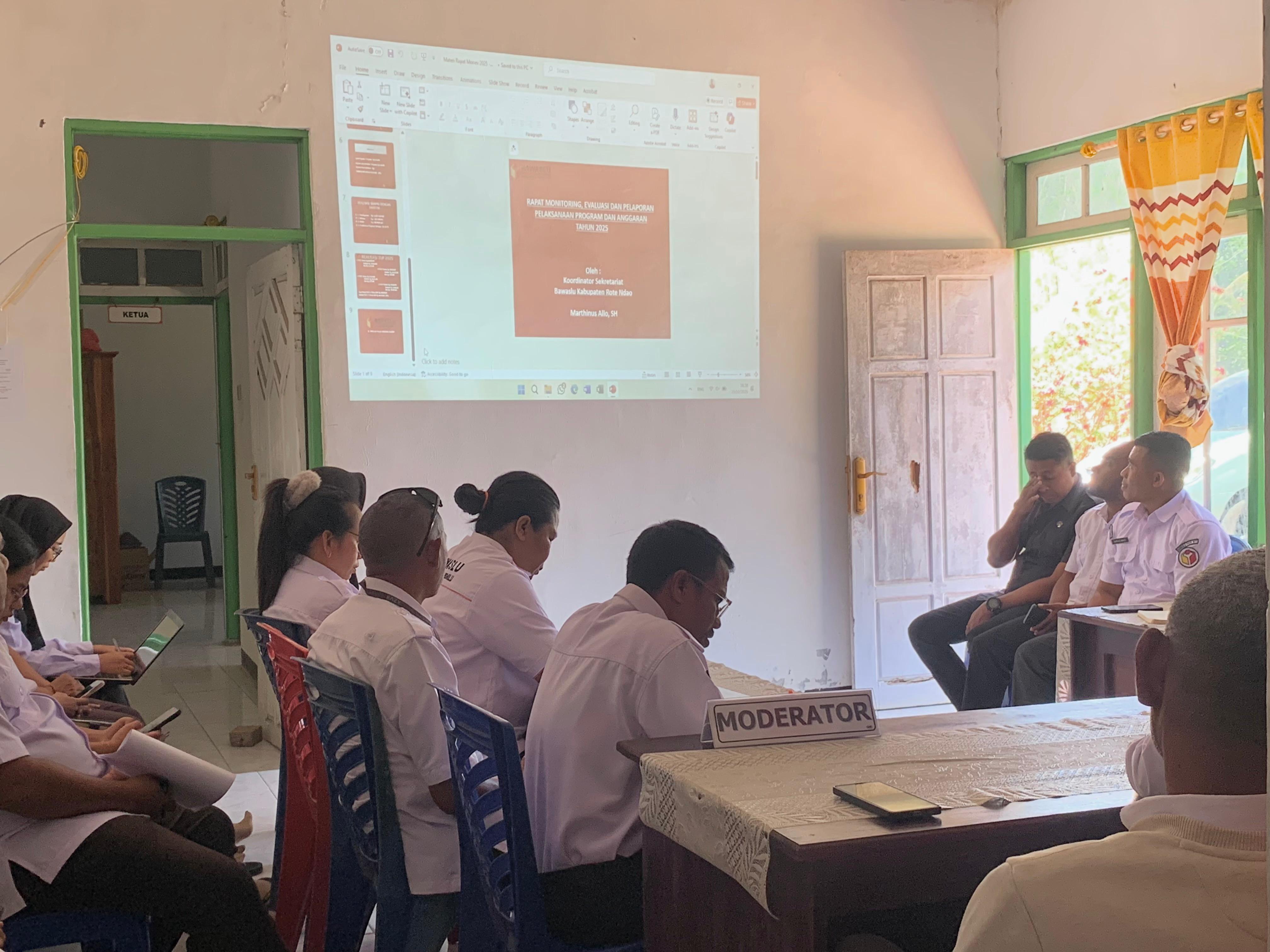 Foto rapat monitoring dan evaluasi (monev) pelaporan pelaksanaan program dan anggaran di Kantor Bawaslu Kabupaten Rote Ndao (Rabu,22/10/2025)