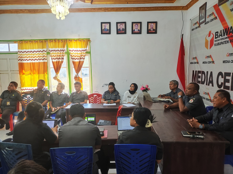 Foto Rapat Pengelolaan Ketatausahaan dan Kearsipan di Ruang Rapat Kantor Sekretariat Bawaslu Kabupaten Rote Ndao (Senin, 04/08/2025)