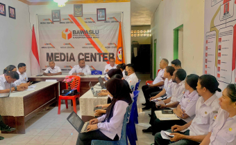 Foto Simulasi Prosedur Penanganan Pelanggaran dan Pengisian Form A Pengawasan di Kantor Bawaslu Kabupaten Rote Ndao (Rabu, 27/08/2025)