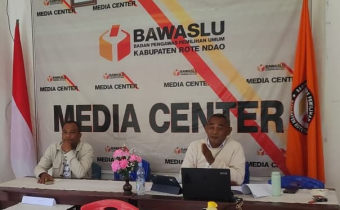 JADI NARASUMBER, BAWASLU KABUPATEN ROTE NDAO BERIKAN MATERI PERSELISIHAN HASIL PEMILIHAN 
