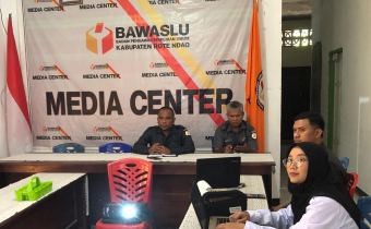 Foto Rapat Kerja Evaluasi Pengawasan dan Penyusunan Buku Hasil Pengawasan Pemilu dan Pemilihan Tahun 2024 secara daring melalui Zoom Meeting di Kantor Bawaslu Kabupaten Rote Ndao (Senin, 01/09/2025)
